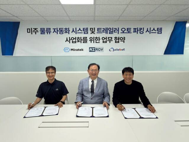 (왼쪽부터) 클로봇 손준배 사장, 미라텍 백원인 대표, 아이로브 정윤식 대표(사진=클로봇)