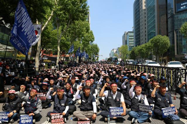 지난 13일 현대모비스 램프사업부 매각에 반발한 자회사 노조들이 서울 본사 앞에서 결의대회를 열었다. (사진=금속노조)