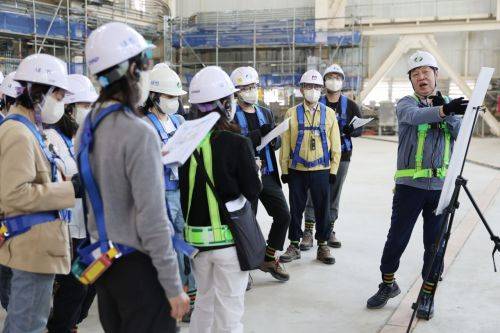 한국수력원자력 관계자가 19일 기자들에게 현재 건설중인 새울원전 4호기에 대해 설명하고 있다. 원자력안전위원회