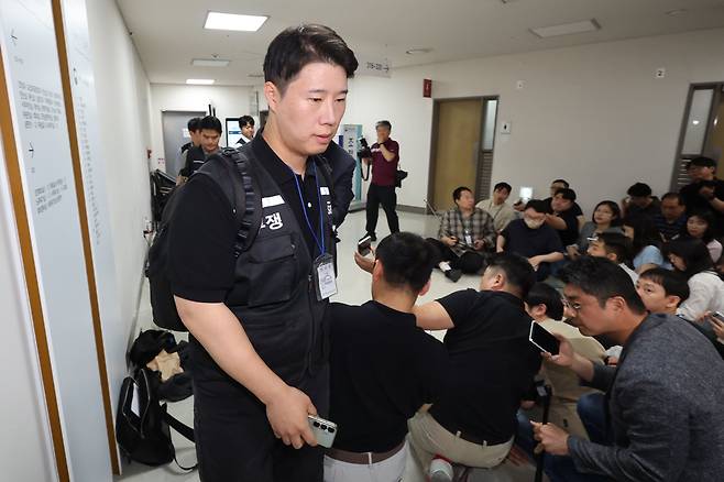 삼성그룹 초기업노동조합 삼성전자지부 최승호 위원장이 총파업 예고 시점을 하루 앞둔 20일 정부세종청사 중앙노동위원회에서 노사협상 결렬에 따른 총파업 강행 입장을 밝힌 뒤 협상장을 떠나고 있다. /신현종 기자