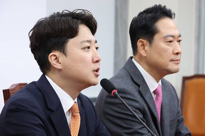 국민의힘 장동혁(오른쪽) 대표와 개혁신당 이준석 대표. /뉴스1