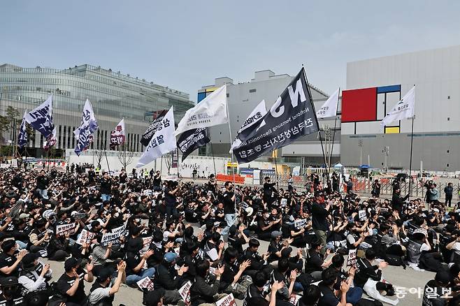 23일 경기 평택시 고덕동 삼성전자 평택캠퍼스에서 열린 삼성전자 노동조합 공동투쟁본부 ‘4·23 투쟁 결의대회’에서 조합원들이 구호를 외치고 있다. 동아일보DB