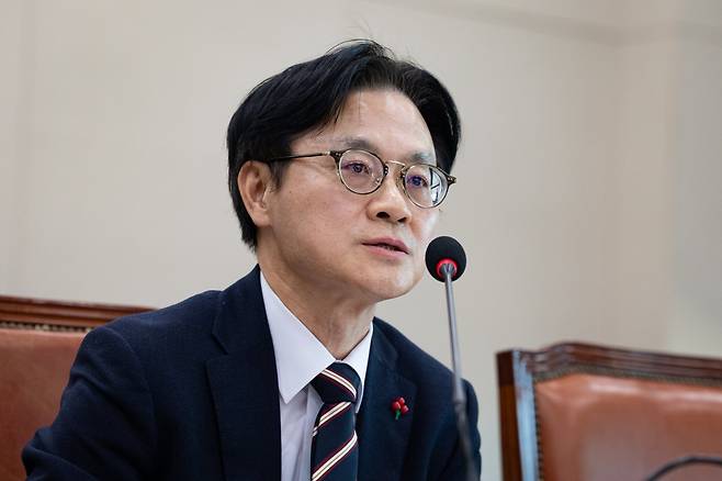 김정관 산업통상부 장관이 지난해 12월 서울 여의도 국회에서 열린 제429회 국회(정기회) 산업통상자원중소벤처기업위원회 제9차 전체회의에서 의원 질의에 답하고 있다. 뉴스1