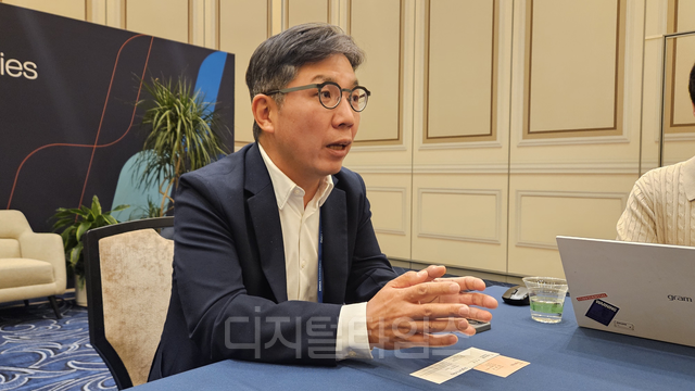 김유원 네이버클라우드 대표가 19일(현지시간) 미국 라스베이거스에서 한국 기자들과 만나 인터뷰하고 있다. 김남석 기자