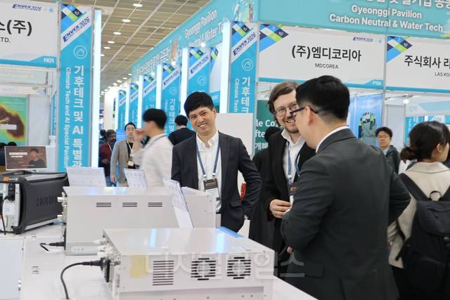 20일 서울 코엑스에서 열린 ‘제47회 국제환경산업기술&그린에너지전(ENVEX) 2026’에서 해외 바이어가 부스 앞 상담 테이블에서 기업 관계자의 설명을 듣고 있다. 사진=강승구 기자
