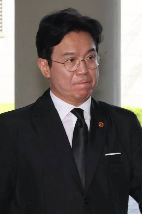 김영훈 고용노동부 장관이 삼성전자 노사 임금 협상을 위한 2차 사후조정 절차가 진행 중인 18일 정부세종청사 고용노동부에 도착해 집무실로 들어가고 있다. 연합뉴스.