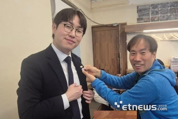 지난달 하정우 당시 청와대 AI미래기획수석(왼쪽)의 인공지능(AI) 스타트업 4개사 깜짝 회동에서 하 전 수석과 김성훈 업스테이지 대표. ⓒ김성훈 대표 SNS