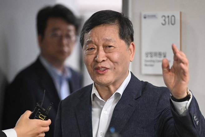 박수근 중앙노동위원회 위원장(장관급)이 20일 오전 1시 30분께 정부세종청사 중앙노동위원회에서 삼성전자 노사 간 2차 사후조정 2일차 회의를 정회한 뒤 취재진의 질문에 답변하고 있다. 뉴스1