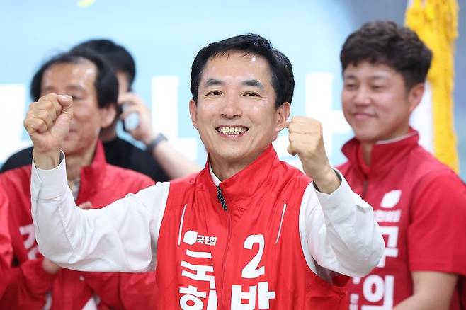 부산 북갑 국회의원 보궐선거에 출마한 국민의힘 박민식 후보(가운데)가 지난 10일 부산 북구 선거사무소 개소식에서 지지자들에게 화답하고 있다. 뉴스1