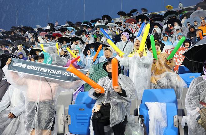 20일 저녁 수원종합운동장에서 열린 2025~2026 아시아축구연맹(AFC) 여자 챔피언스리그 4강전 내고향여자축구단과 수원FC 위민의 경기에서 공동응원단이 남북 선수들을 응원하고 있다. 최현수 기자 emd@hani.co.kr