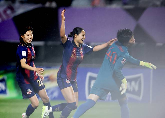 20일 수원 장안구 수원종합운동장에서 열린 아시아축구연맹(AFC) 여자 챔피언스리그(AWCL) 4강 수원FC 위민과 내고향여자축구단의 경기. 수원FC 하루히 스즈키가 선제골을 넣고 기뻐하고 있다. 사진=연합뉴스
