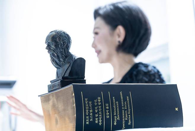 도스토옙스키의 모습을 본 따 만든 작은 흉상 오브제와 그의 '완역 합본판'. 총 2424쪽의 두께를 자랑한다. 권혁재 사진전문기자