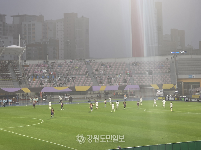 ▲ 20일 오후 수원종합운동장에서 2025-2026 아시아축구연맹 여자 챔피언스리그(AWCL) 준결승전 경기가 열렸다. 이날 경기는 북한 내고향여자축구단이 수원FC 위민을 상대로 2-1로 역전승했다. 김여진 기자