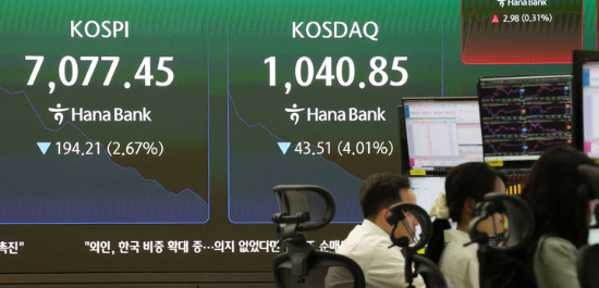 코스피가 전 거래일(7271.66)보다 52.86포인트(0.73%) 상승한 7324.52에 개장한 20일 오전 서울 중구 하나은행 딜링룸 전광판에 지수가 표시되고 있다. (뉴시스)