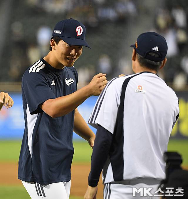 19일 서울 잠실야구장에서 ‘2026 프로야구’ NC 다이노스와 두산 베어스의 경기가 열렸다. 이날 경기는 두산이 9-3으로 승리했다. 두산 최민석이 김원형 감독과 승리의 기쁨을 나누고 있다. 사진(잠실 서울)=천정환 기자
