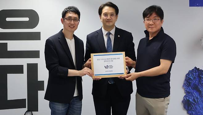 코리아스타트업포럼이 지난 19일 오후 경남 창원시 성산구 중앙동 더불어민주당 김경수 경남도지사 후보 캠프에서 '경남 인공지능 전환(AX) 고도화를 위한 스타트업 생태계 활성화'라는 제목의 정책제안서를 마련해 김 후보 캠프측에 전달했다. /사진=코리아스타트업포럼