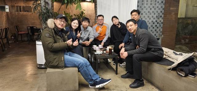 SK하이닉스 직원들로 구성된 ‘두리회’ 회원들이 2024년 2월 연간 정기모임에서 기념촬영을 하고 있다. 위 사진은 1997년 후원 아동 기념행사에서 찍은 사진. 위 사진 앞줄 가장 왼쪽 아이는 현재 두리회 회원으로 활동하고 있는 최성웅(아래 사진 가장 오른쪽) 씨다. 초록우산 제공