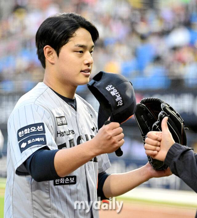 2026년 4월 21일 오후 서울 잠실구장에서 열린 '2026 신한 SOL KBO리그' 한화 이글스와 LG 트윈스의 경기. 한화 선발투수 문동주가 2회말 투구를 마친 뒤 더그아웃으로 들어가고 있다./마이데일리