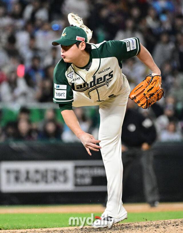 2026년 5월 1일 오후 인천 SSG랜더스필드에서 열린 '2026 신한 SOL KBO리그' 롯데 자이언츠와 SSG 랜더의 경기. SSG 조병현이 9회초 구원등판해 역투하고 있다./마이데일리