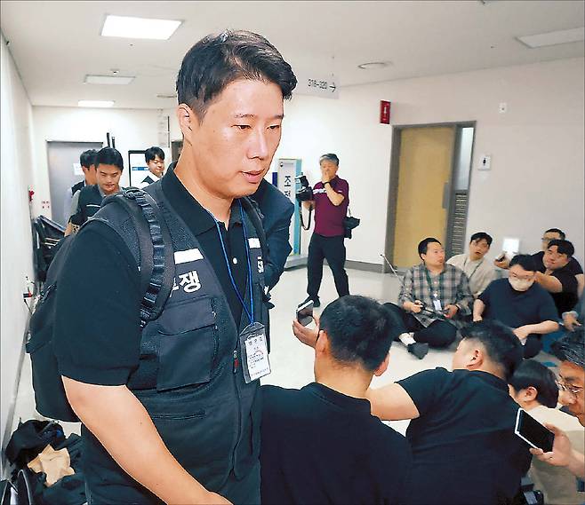 삼성전자 사측 대표교섭위원인 여명구 DS(디바이스솔루션·반도체 사업 담당) 피플팀장이 20일 정부세종청사 중앙노동위원회에서 노사협상 결렬에 따른 입장을 밝힌 뒤 협상장을 떠나고 있다. 아래쪽 사진은 삼성그룹 초기업노동조합 삼성전자지부 최승호 위원장이 총파업 강행 입장을 밝힌 뒤 협상장을 떠나는 모습. 세종=윤창빈 기자