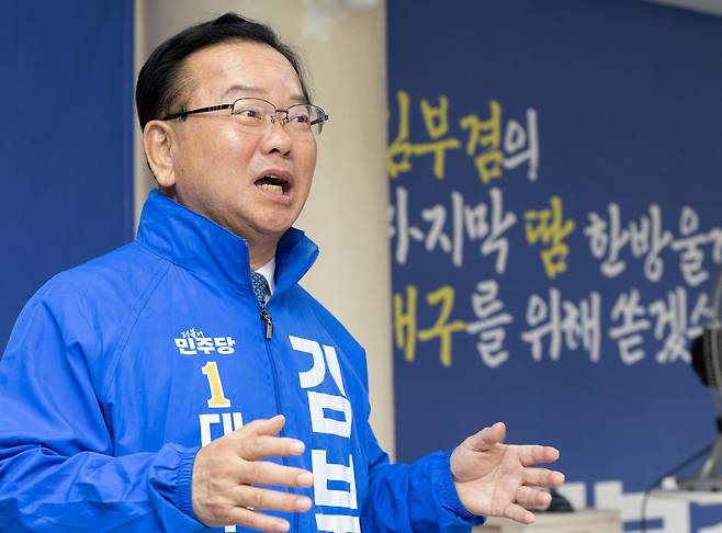 김부겸 더불어민주당 대구시장 후보가 18일 오후 대구 달서구에 마련된 김부겸 후보 선거사무소에서 헤럴드경제와 인터뷰를 하고 있다. 대구=윤창빈 기자