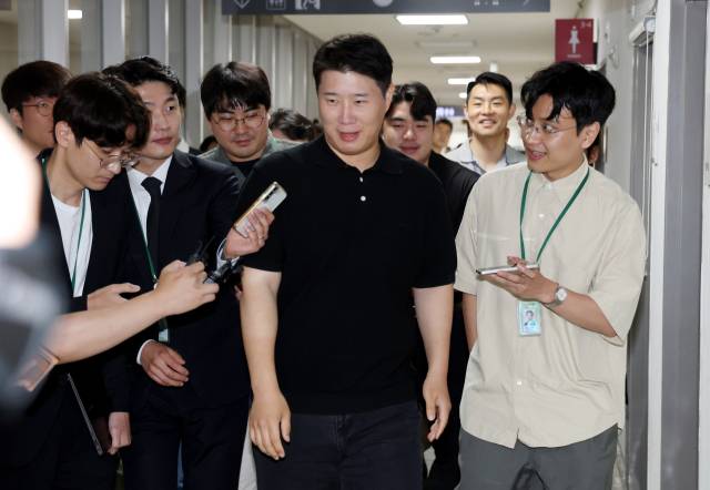 ▲삼성그룹 초기업노동조합 삼성전자지부 최승호 위원장이 총파업 예고시점을 하루 앞둔 20일 정부세종청사 중앙노동위원회에서 열린 3차 사후조정 회의에 참석한 뒤 회의장을 나가며 취재진의 질문을 받고 있다. ⓒ연합뉴스