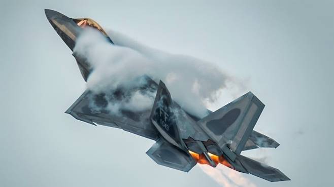 미 공군 F-22 랩터 시범비행팀 소속 전투기가 2021년 8월 8일 캐나다 애버츠퍼드 국제에어쇼에서 기동 비행을 하고 있다. F-22는 세계 최강급 제공 전투기로 평가받지만, 높은 운용비와 정비 부담이 약점으로 지적된다. 미 공군 제공