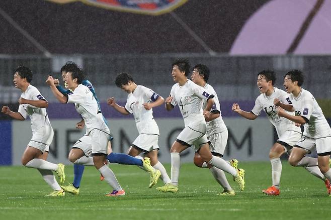 승리 환호하는 내고향축구단 - 20일 수원 장안구 수원종합운동장에서 열린 아시아축구연맹(AFC) 여자 챔피언스리그(AWCL) 4강 에서 수원FC 위민에 승리한 내고향여자축구단이 경기 후 환호하고 있다. 2026.5.20 연합뉴스