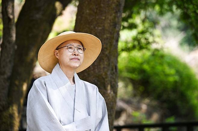 사찰음식 명장 선재 스님이 6일 경기도 양평군 선재사찰음식문화연구원에서 서울경제신문과의 인터뷰에 앞서 포즈를 취하고 있다. 양평=조태형 기자