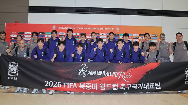 한국 축구대표팀 선수들이 18일 북중미월드컵 사전 훈련 캠프가 열리는 미국 유타주 솔트레이크시티로 출국하기 전 기념 촬영하고 있다. 연합뉴스
