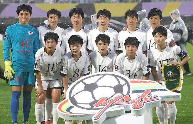 ▲ 20일 수원 장안구 수원종합운동장에서 열린 아시아축구연맹(AFC) 여자 챔피언스리그(AWCL) 4강 수원FC 위민과 내고향여자축구단의 경기. 내고향 선수들이 기념 촬영을 하고 있다. ⓒ연합뉴스