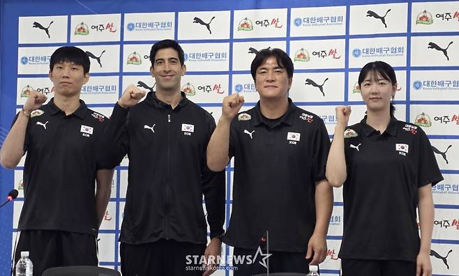 20일 서울 송파구 올림픽회관에서 열린 2026 한국 남·여 배구대표팀 감독 기자회견에 참석한 남자대표팀 주장 황택의(왼쪽부터), 이사나예 라미레스 남자대표팀 감독, 차상현 여자대표팀 감독, 여자대표팀 주장 강소휘. /사진=김명석 기자