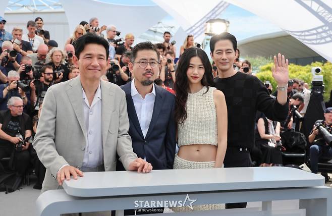 (칸=뉴스1) 이준성 특파원 = 제79회 칸 국제영화제가 열리고 있는 18일(현지시간) 프랑스 남부 소도시 칸 팔레 데 페스티발(Palais des Festivals)에서 열린 경쟁부문 진출작 ‘호프’ 포토콜에서 배우 황정민, 나홍진 감독, 정호연, 조인성이 포즈를 취하고 있다. 2026.5.18/뉴스1 Copyright (C) 뉴스1. All rights reserved. 무단 전재 및 재배포, AI학습 이용 금지. /사진=(칸=뉴스1) 이준성 특파원
