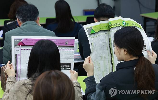 입시, 전략과 소신으로 (서울=연합뉴스) 홍해인 기자 = 이투스에듀 주최로 15일 서울 강남하이퍼학원 본원에서 열린 '2026 수능 가채점 설명회'에 참석한 수험생과 학부모들이 대학 배치 참고표를 살피고 있다. 2025.11.15 hihong@yna.co.kr