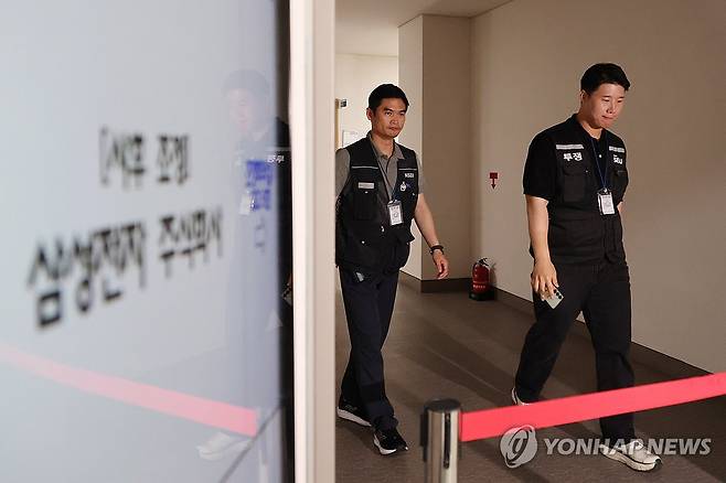 삼성 노조 "조정안 수용했지만 사측이 거부…총파업 돌입" (세종=연합뉴스) 김주성 기자 = 삼성그룹 초기업노동조합 삼성전자지부 최승호 위원장이 20일 정부세종청사 중앙노동위원회에서 노사협상 결렬에 따른 총파업 강행 입장을 밝히기 위해 조정회의장에서 나오고 있다.
최 위원장은 이날 입장문에서 "노조는 중앙노동위원회가 제시한 조정안에 동의했으나 사측이 거부 의사를 밝혔다"고 말했다. 2026.5.20 utzza@yna.co.kr