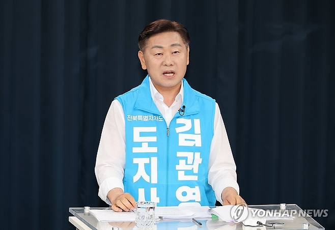 토론회 참석한 김관영 (전주=연합뉴스) 임채두 기자 = 6·3 지방선거에 출마한 무소속 김관영 전북특별자치도지사 후보가 19일 JTV 전주방송에서 열린 토론회에 앞서 리허설을 하고 있다. 2026.5.19 doo@yna.co.kr
