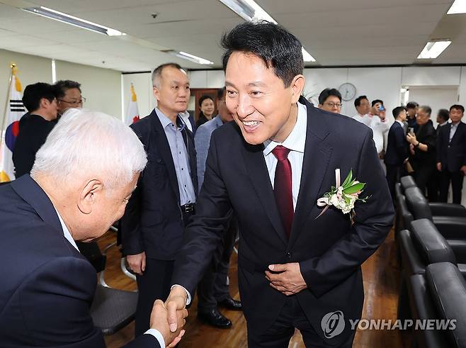 간담회 참석하는 오세훈 서울시장 후보 (서울=연합뉴스) 김주형 기자 = 국민의힘 오세훈 서울시장 후보가 20일 서울 송파구 교통회관에서 열린 교통회관 회원사 회원들과의 간담회에 참석하고 있다. 2026.5.20 kjhpress@yna.co.kr