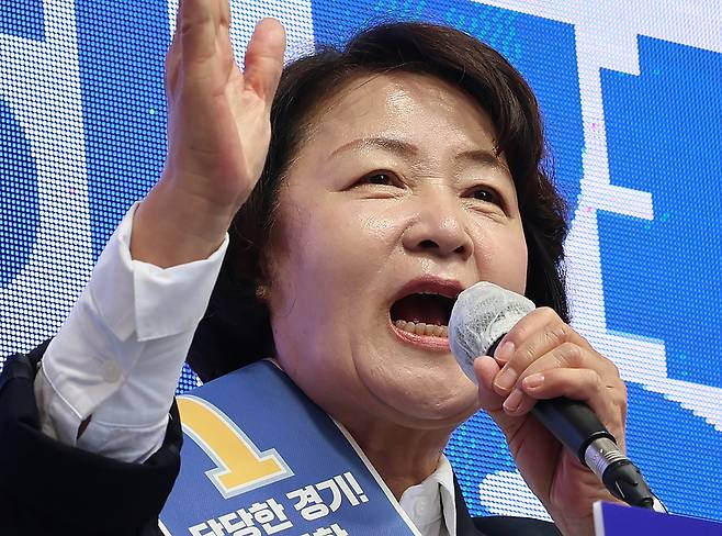 ▲ 제9회 전국동시지방선거 공식 선거운동이 시작된 21일 오전, 성남시 서현역 광장에서 추미애 경기도지사 후보가 공약을 발표하고 있다. /전광현 기자 maggie@incheonilbo.com
