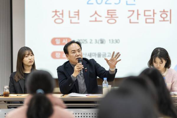 이권재 국민의힘 후보가 청년들과 간담회를 하고 있다.