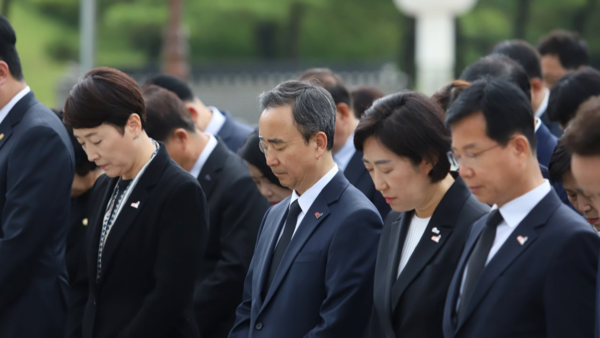 임문영 더불어민주당 광주 광산을 국회의원 보궐선거 후보가 21일 민주당 공천자들과 함께 국립5·18민주묘지를 참배하고 있다. 임문영 후보 측 제공