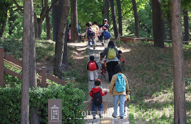 초여름 햇살이 비추는 숲길을 따라 아이들이 작은 가방을 메고 선생님과 줄지어 걸어간다. 자연 속에서 뛰놀고 몸으로 계절을 배우는 소풍은 시간이 지나도 문득 꺼내 보고 싶은 기억 가운데 하나다. 흙길을 밟고 나무 그늘 사이를 지나며 친구들과 웃고 떠드는 평범한 풍경이지만, 요즘 학교 현장에서는 안전사고 우려와 민원 부담 등으로 운동회, 현장체험학습 등 야외 활동이 축소되거나 사라지는 분위기다. 이날의 발걸음이 '마지막 소풍'이 아니길, 마음껏 자연을 누비는 아이들의 웃음소리가 학교에서도 이어지길 기대해 본다.(고이란 기자 photoeran@)