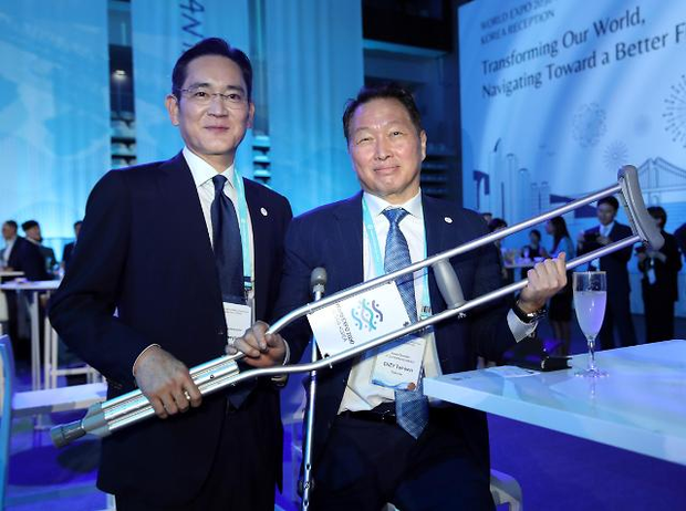 이재용 삼성전자 회장과 최태원 SK그룹 회장이 2023년 2030 부산세계박람회 공식 리셉션에 참석한 모습. / 연합뉴스