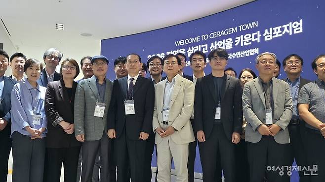 21일 서울 강남구 역삼동 본사에서 진행된 '지역을 살리고 산업을 키운다 심포지엄'에서 한국수면산업협회 진영수 회장이 환영사를 하고 있다. /김현우 기자21일 서울 강남구 역삼동 세라젬 본사에서 진행된 '지역을 살리고 산업을 키운다 심포지엄'에 참석한 한국수면산업협회 진영수 회장(아랫줄 왼쪽에서 세번째)과 스마트치유산업포럼 관계자들이 기념 사진을 찍고 있다. /김현우 기자