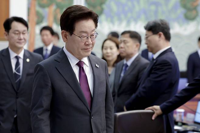 이재명 대통령이 5월 21일 청와대에서 수석보좌관회의에 입장하고 있다. 연합뉴스