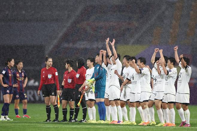 20일 수원 장안구 수원종합운동장에서 열린 아시아축구연맹(AFC) 여자 챔피언스리그(AWCL) 4강 에서 수원FC 위민에 승리한 내고향여자축구단이 경기 후 환호하고 있다. 사진=연합뉴스