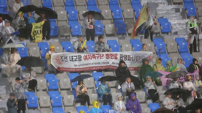 20일 수원 장안구 수원종합운동장에서 열린 아시아축구연맹(AFC) 여자 챔피언스리그(AWCL) 4강 수원FC 위민과 내고향여자축구단의 경기. 여자축구 공동응원단이 현수막을 들고 응원하고 있다. 사진=연합뉴스