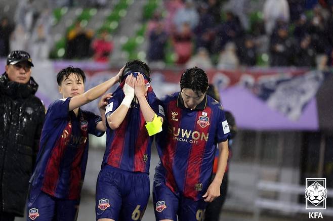 지소연(수원FC 위민)이 20일 수원종합운동장에서 열린 아시아축구연맹(AFC) 여자 챔피언스리그(AWCL) 4강에서 내고향여자축구단에 1-2로 패해 탈락한 뒤 눈물을 흘리고 있다. 사진=대한축구협회
