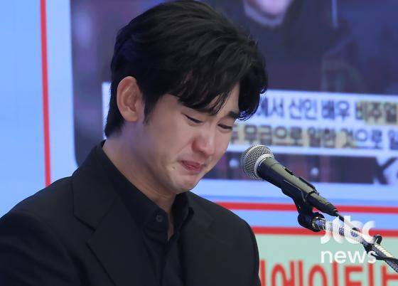배우 김수현과 법무법인 엘케이비앤파트너스 김종복 변호사가 31일 오후 서울 스탠포드호텔에서 열린 기자회견에 참석해 입장을 밝히고 있다. 박세완 엔터뉴스팀 기자 park.sewan@jtbc.co.kr