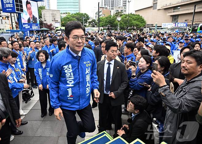 정원오 더불어민주당 서울시장 후보가 21일 서울 성동구 왕십리역 광장에서 열린 출정식에 참석하고 있다. (공동취재) 2026.5.21 ⓒ 뉴스1 박지혜 기자