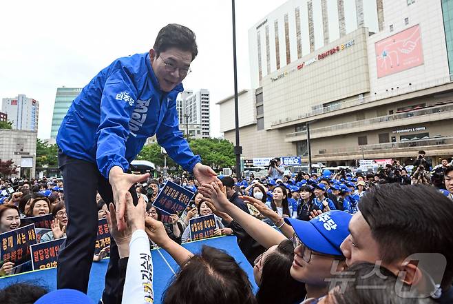 정원오 더불어민주당 서울시장 후보가 21일 서울 성동구 왕십리역 광장에서 열린 출정식에서 시민들에게 지지를 호소하고 있다. (공동취재) 2026.5.21 ⓒ 뉴스1 박지혜 기자